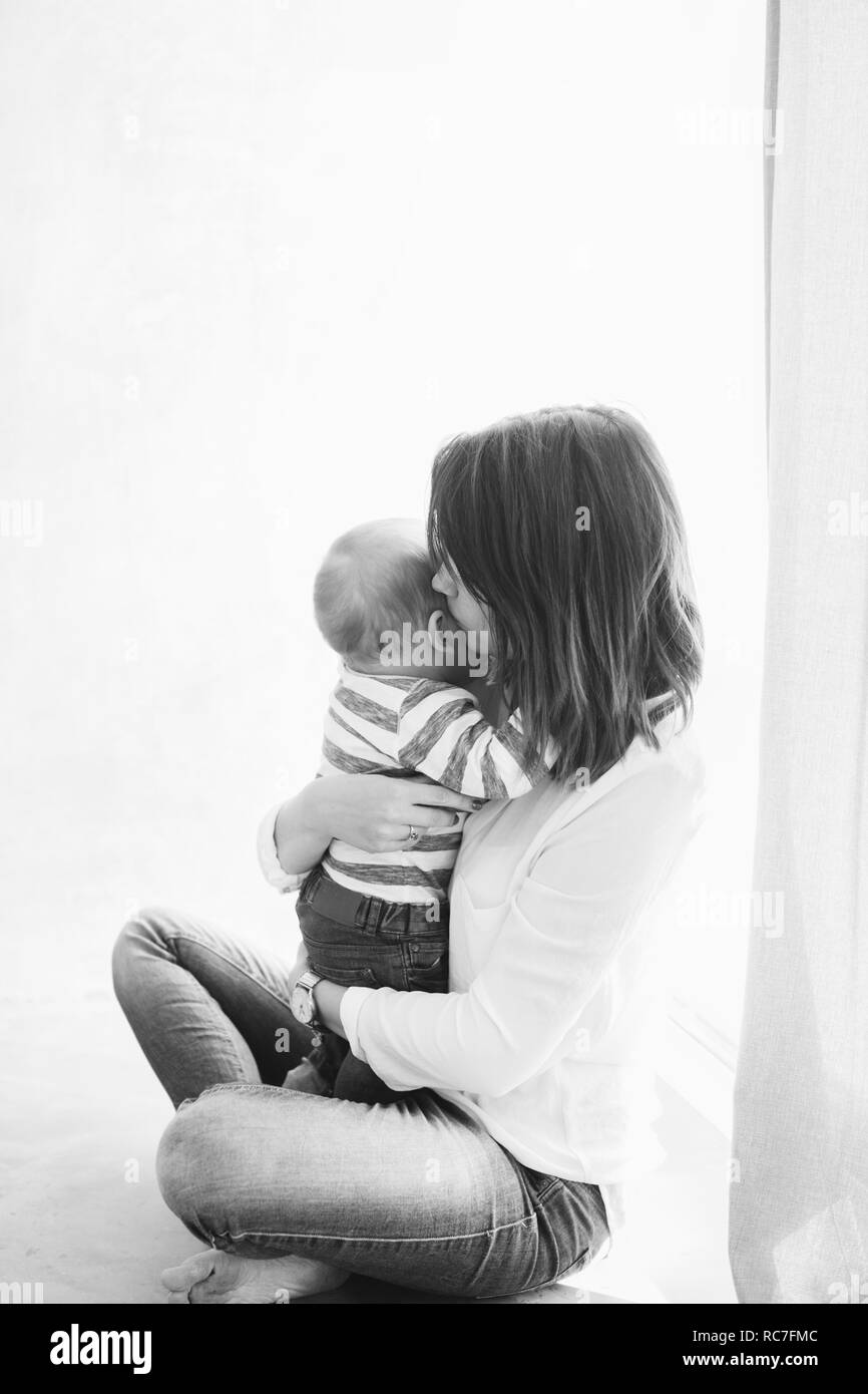 Mutter umarmen Baby boy Stockfoto