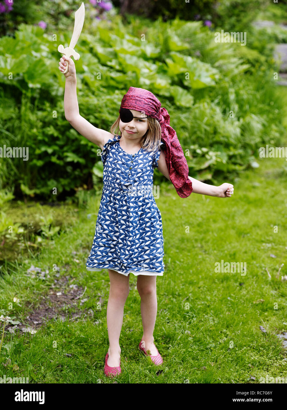 Portrait von Mädchen schwingen Schwert Stockfoto