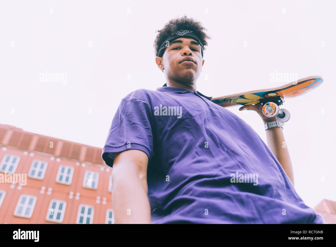 Skateboarder posiert mit Skateboard, Mailand, Italien Stockfoto