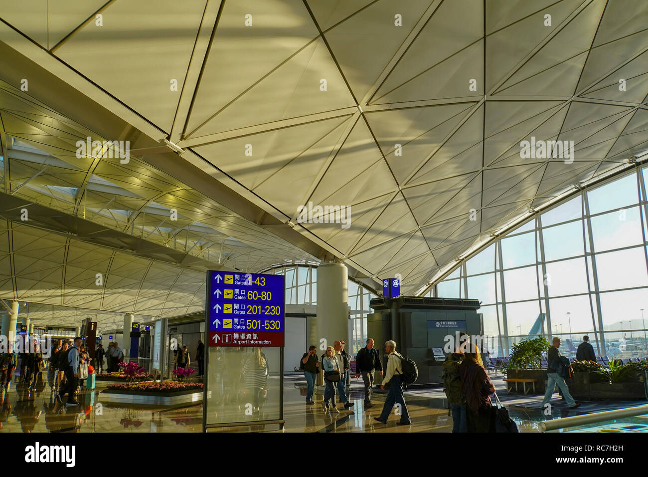Asien, Südostasien, der Volksrepublik China, Hongkong, Menschen warten auf den Flug zum Internationalen Flughafen Hong Kong. Stockfoto