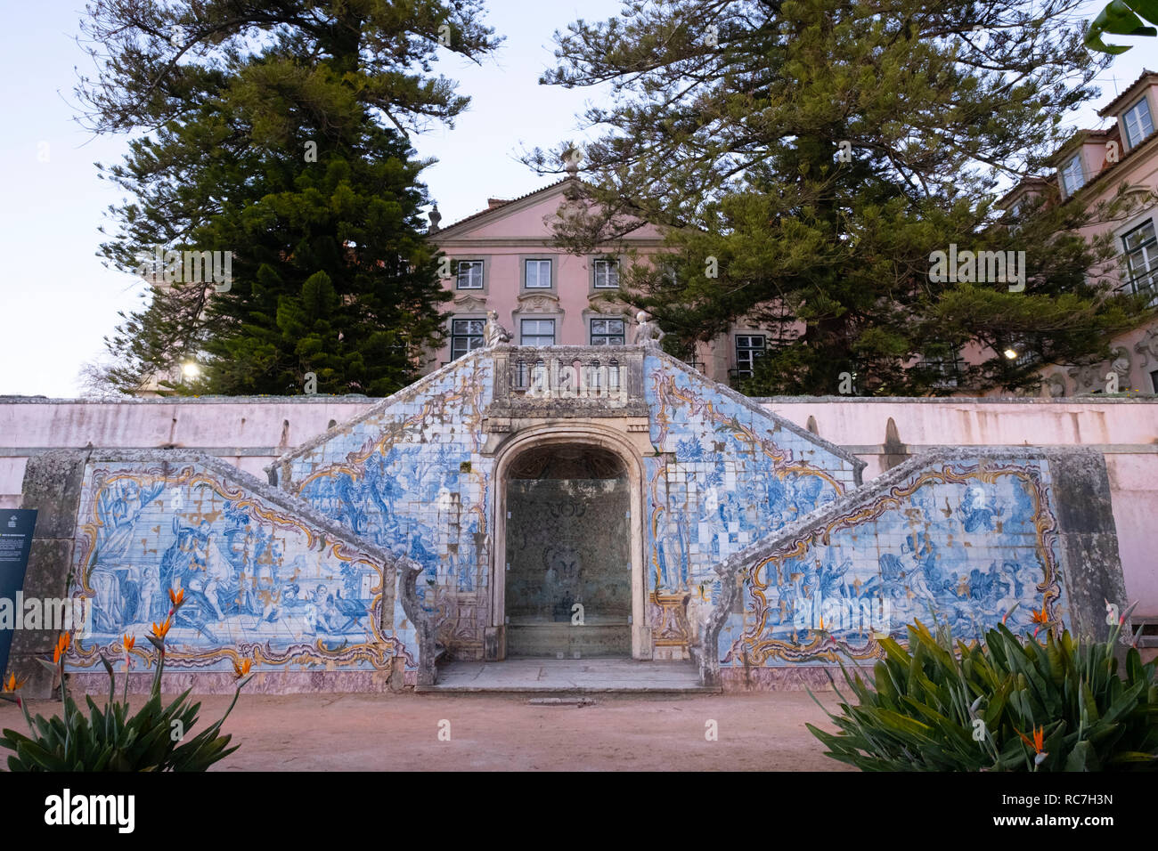 Doppelte Treppe mit blauen Kacheln am Marques de Pombal Palace - Palácio do Marquês de Pombal, Oeiras, Portugal, Europa Stockfoto