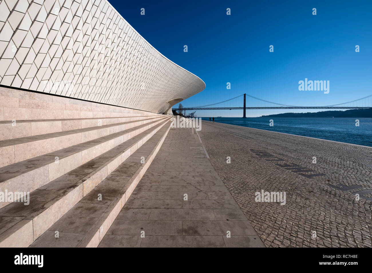 MAAT Museum für Kunst, Architektur und Technologie von Architekt Amanda Levent, den Fluss Tejo und die Brücke "25 de Abril", Lissabon, Portugal, Europa Stockfoto