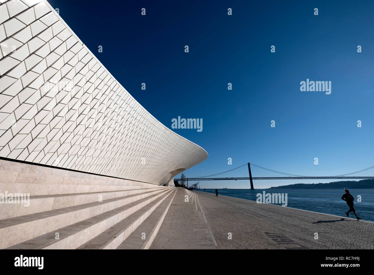 Person, vorbei an der MAAT Museum für Kunst, Architektur und Technologie Lissabon, Portugal, Europa Stockfoto
