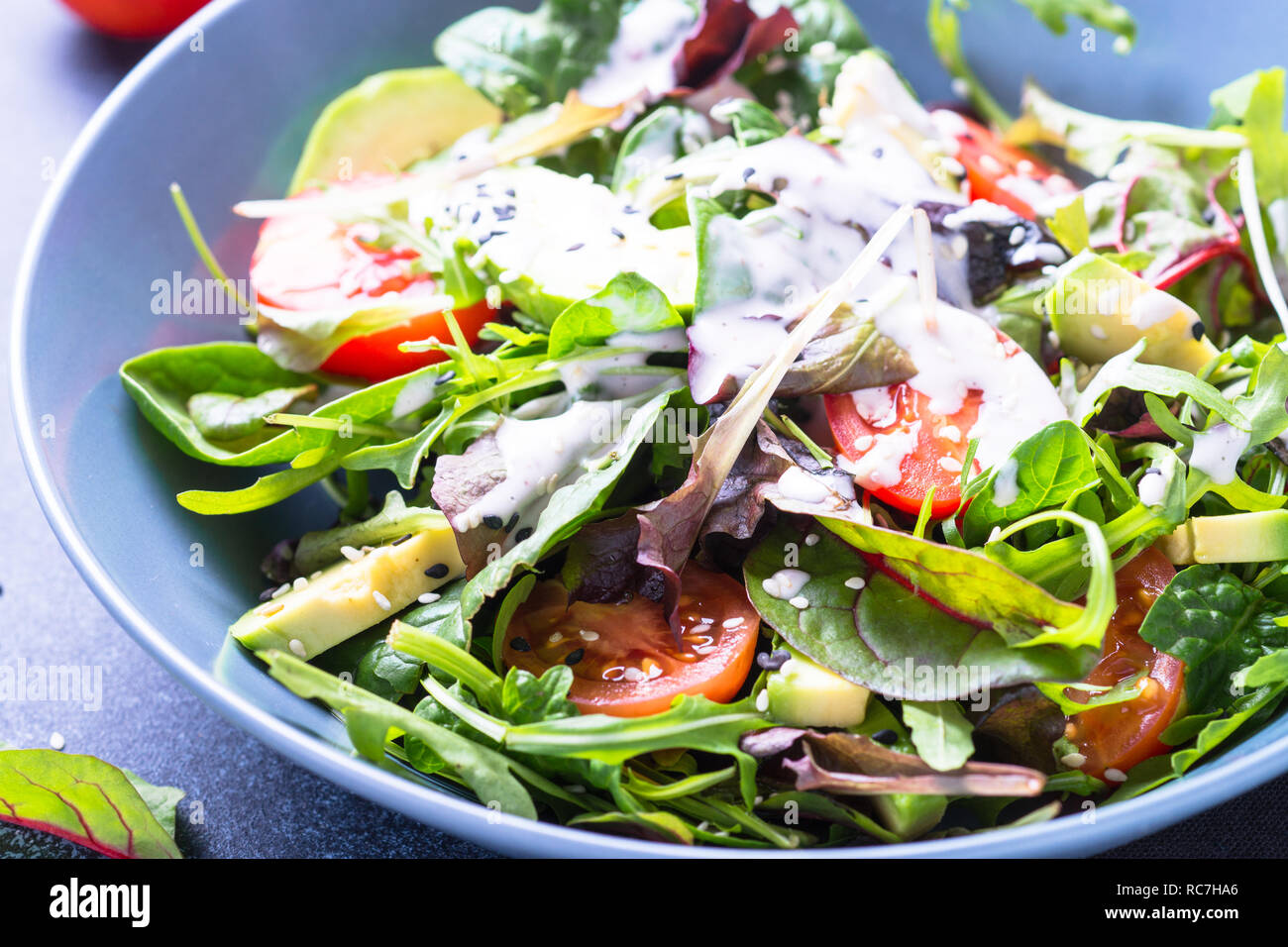 Frischer Salat mit Joghurt Dressing. Stockfoto