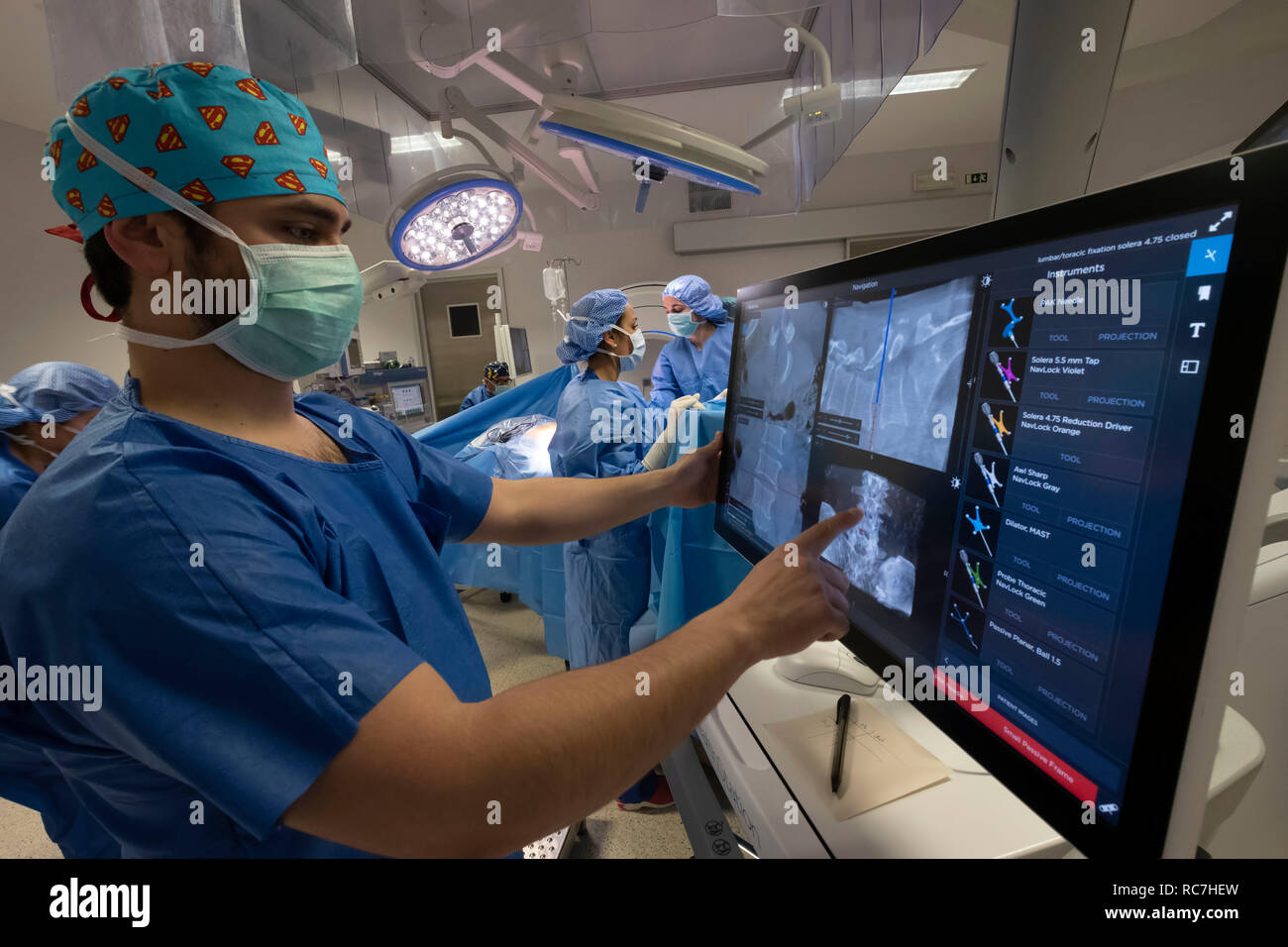 Ärzte, die Wirbelsäulenchirurgie mit neuronavigation computer-unterstützte Technologie system Stockfoto