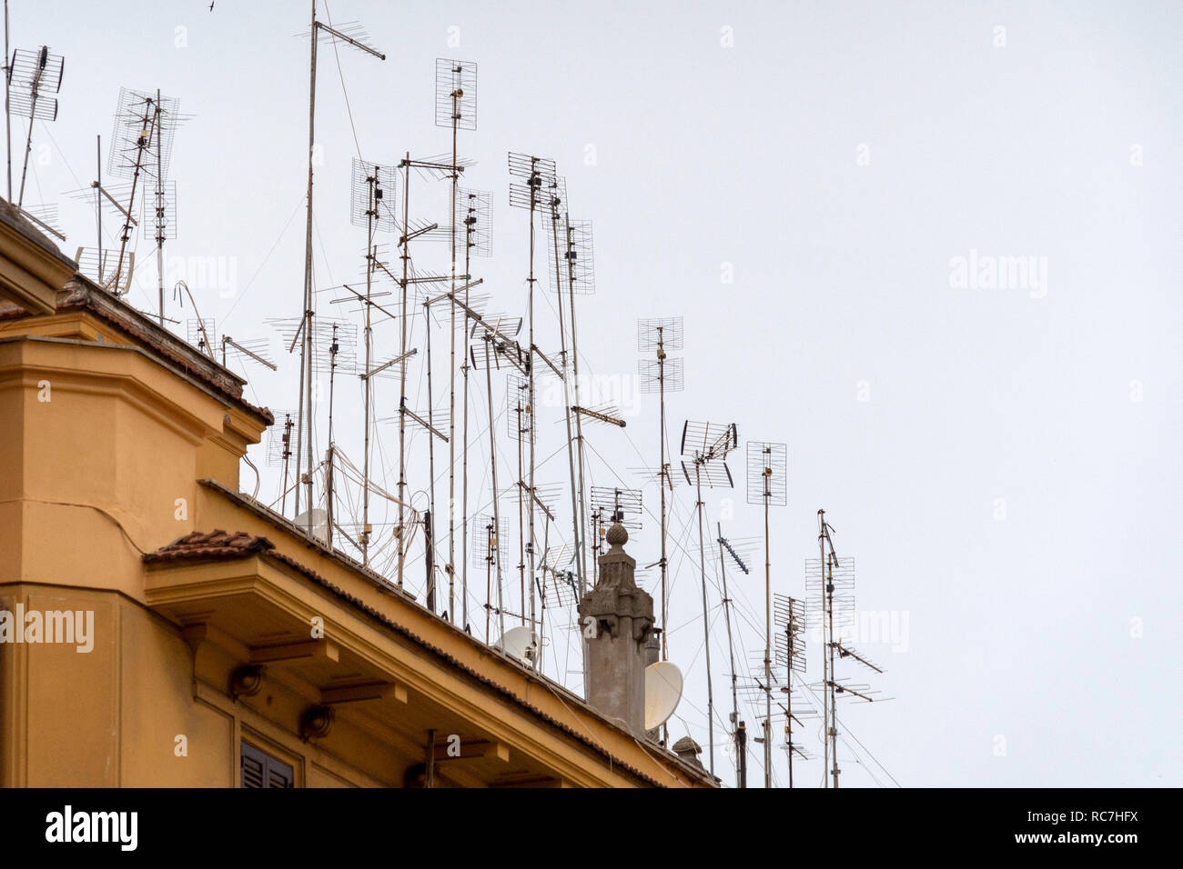 Vielen TV-Antenne in Rom palace Dach Stockfoto