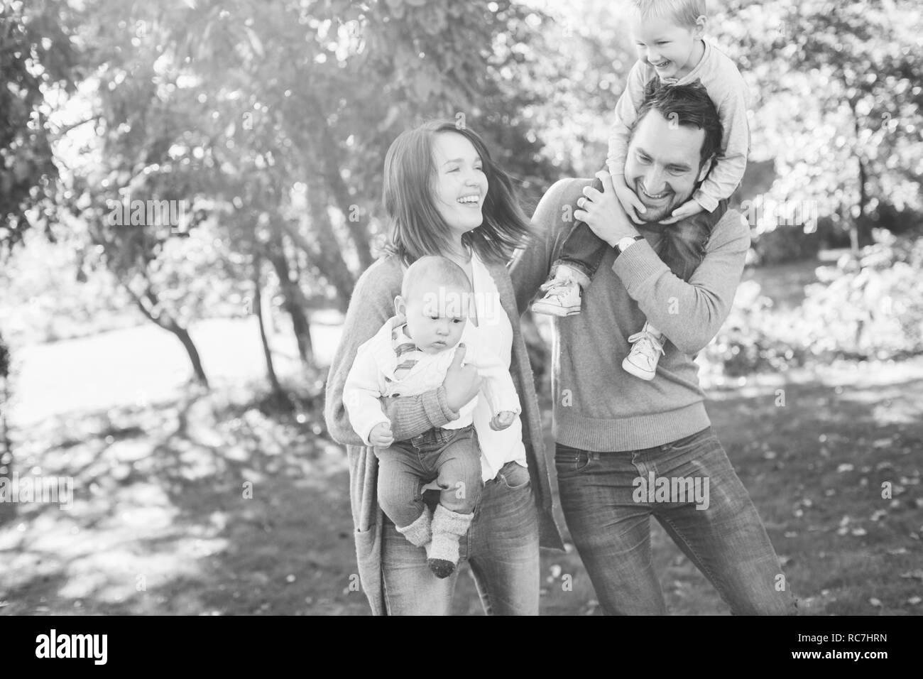 Familie mit zwei Kindern im Park Stockfoto