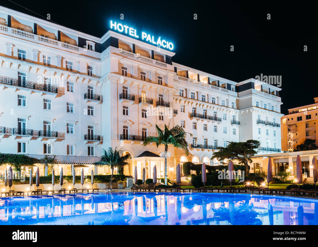 Fassade des berühmten Hotel Palacio die sowohl von Deutschen und Alliierten Spione während des Zweiten Weltkriegs stark frequentiert wurde, sowie Ian Fleming, der Schöpfer von James Bond Stockfoto
