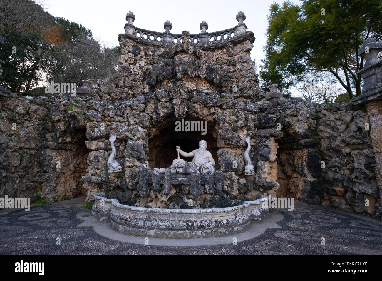 Cascata dos Poetas - dichter Brunnen mit der Statue des Gottes der Meere Poseidon am Marques de Pombal Palace in Oeiras, Portugal, Europa Stockfoto