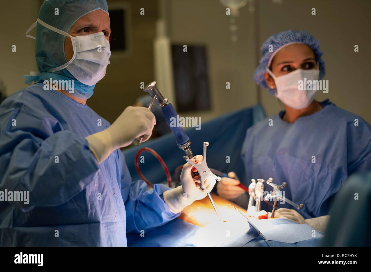 Ärzte, die Wirbelsäulenchirurgie mit neuronavigation computer-unterstützte Technologie system Stockfoto