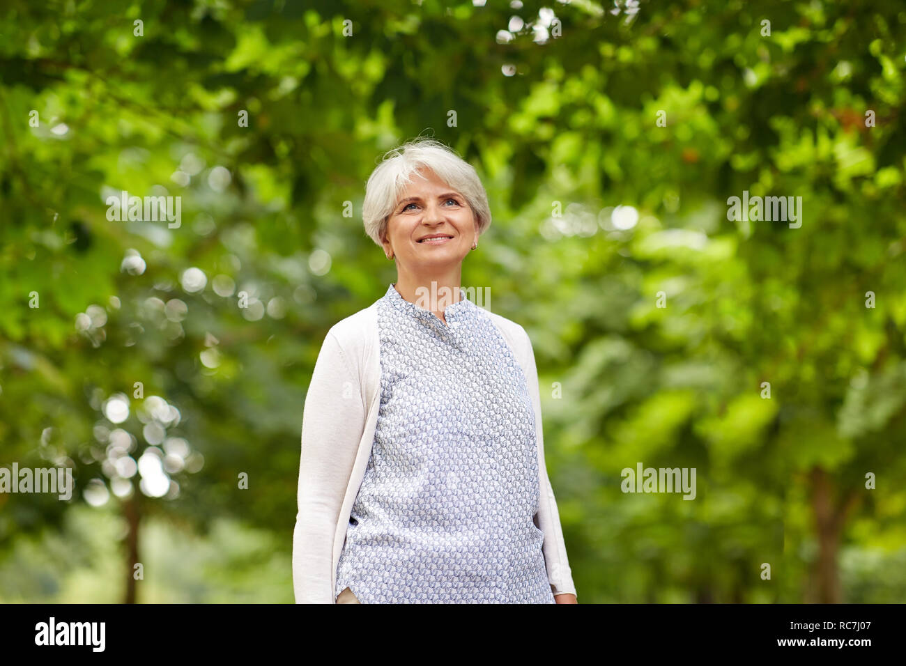 Gerne ältere Frau an Sommer Park Stockfoto