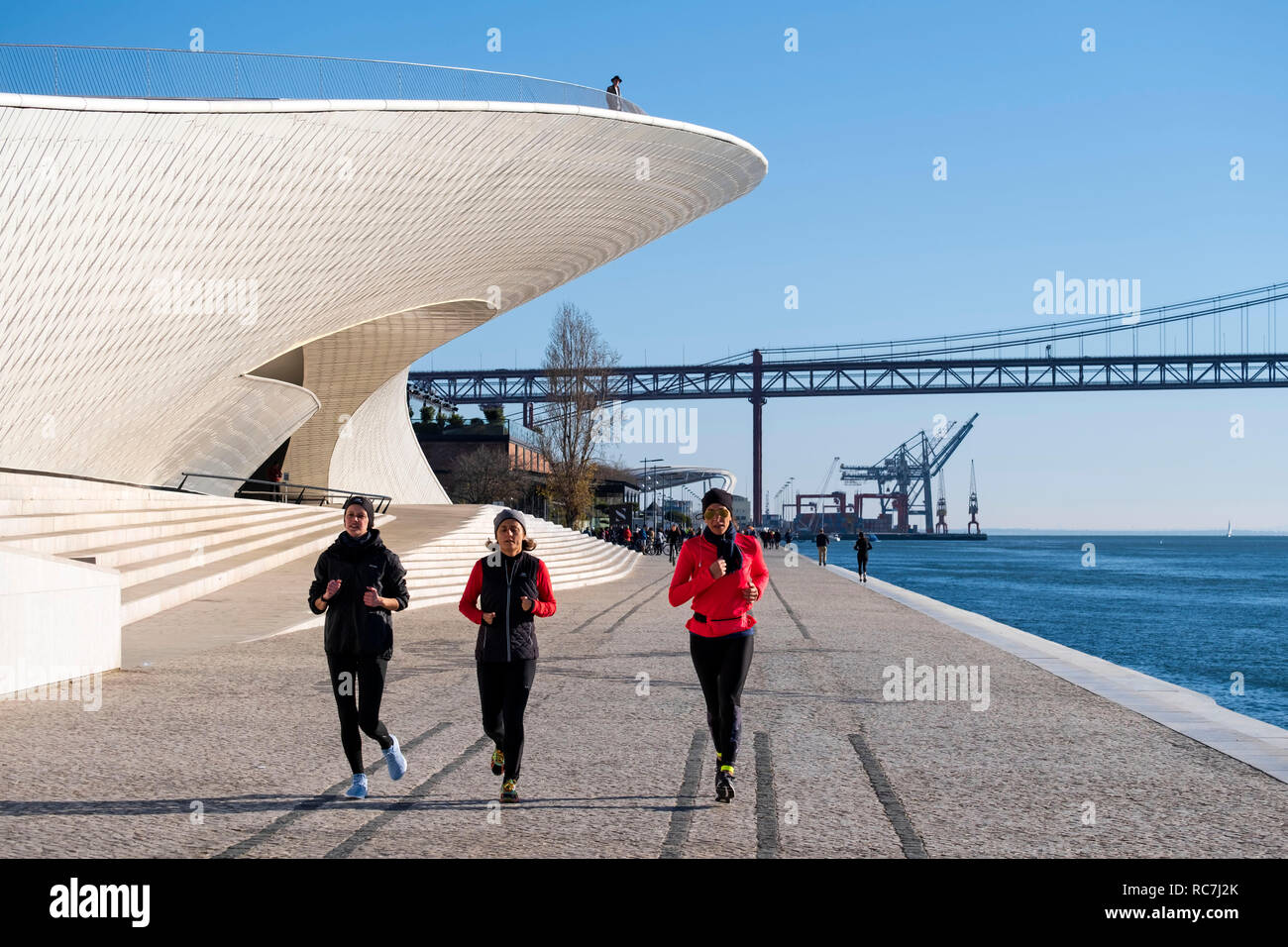 Drei Frauen außerhalb der MAAT Museum für Kunst, Architektur und Technologie von Architekt Amanda Levent, Lissabon, Portugal, Europa. Stockfoto