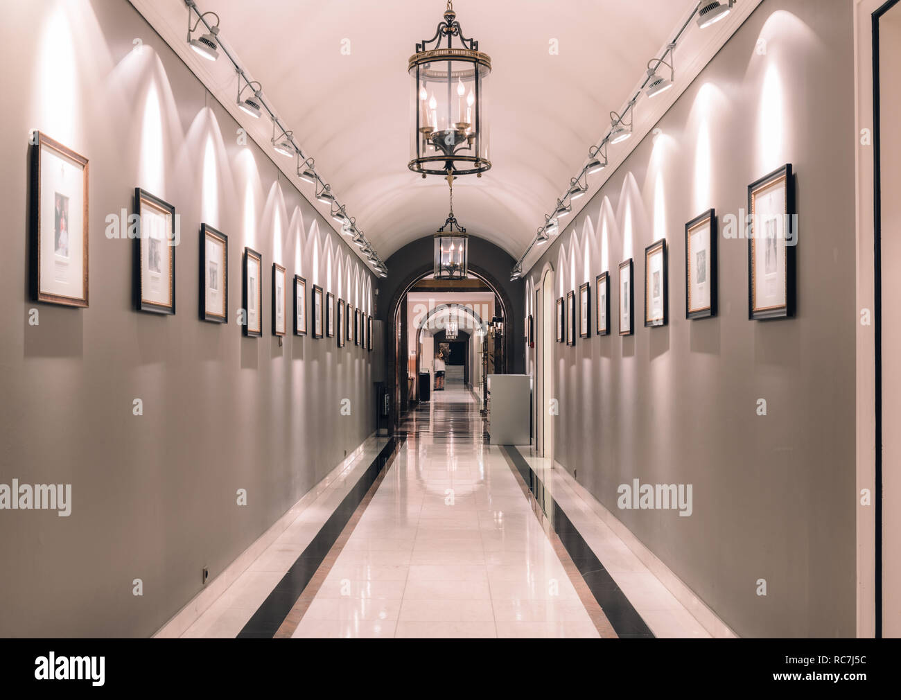 Marmor Flur mit historischen Erinnerungsstücken im Hotel Palacio in Estoril, Portugal. Drehort von Im Geheimdienst Ihrer Majestät James Bond Stockfoto