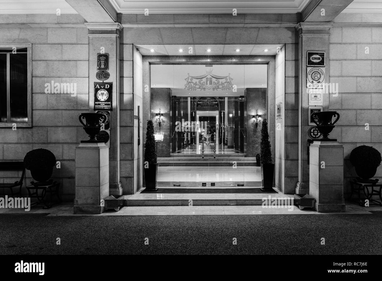 Fassade Haupteingang des berühmten Hotel Palacio die sowohl von deutscher und alliierter Spione während des Zweiten Weltkriegs stark frequentiert war Stockfoto