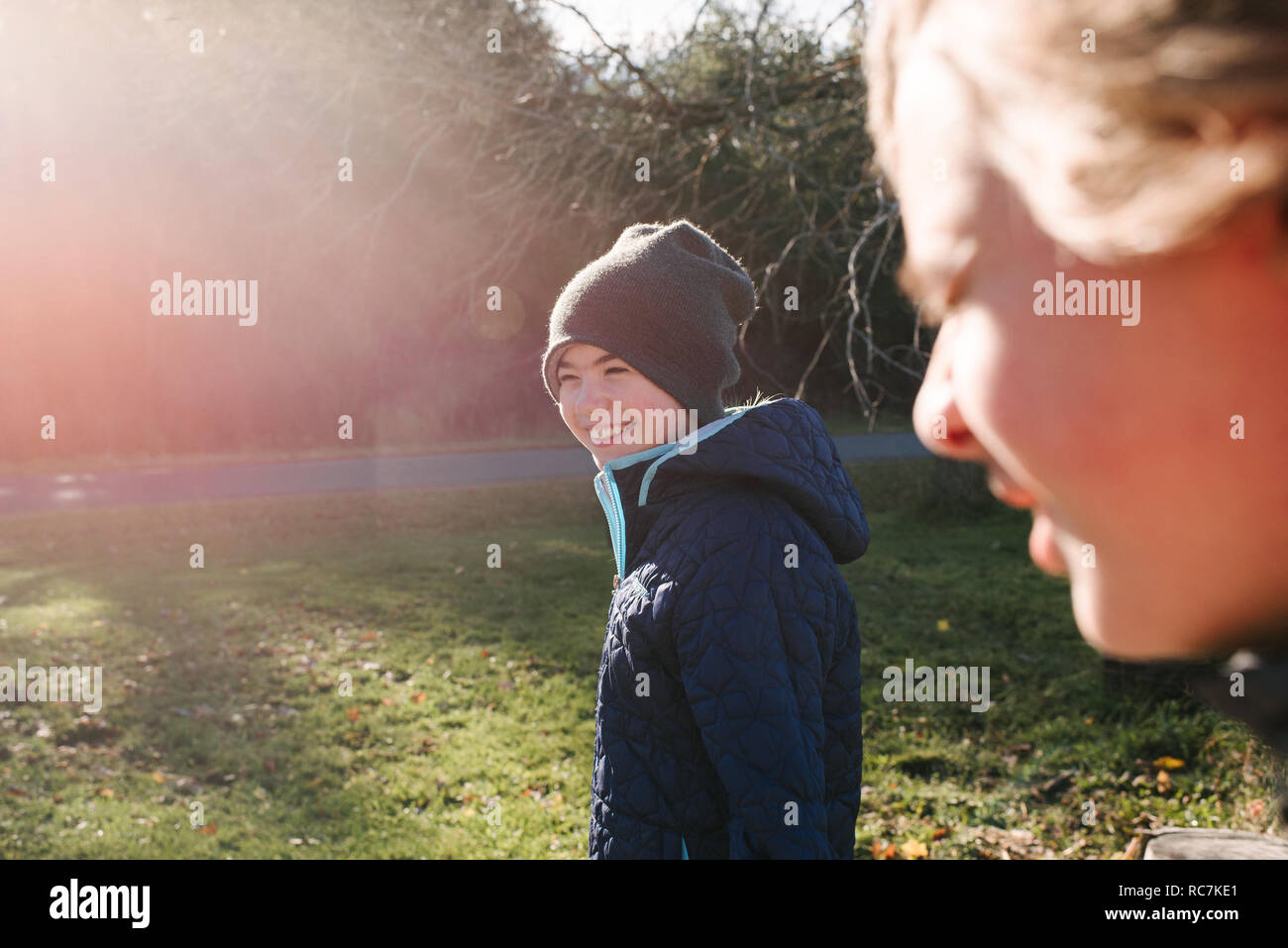 Geschwister, die Sonne im Garten genießen Stockfoto