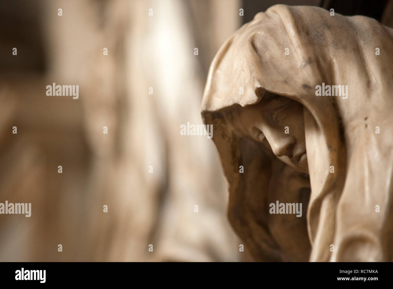 Weibliche Skulptur, Bath Abbey, Somerset, Großbritannien Stockfoto
