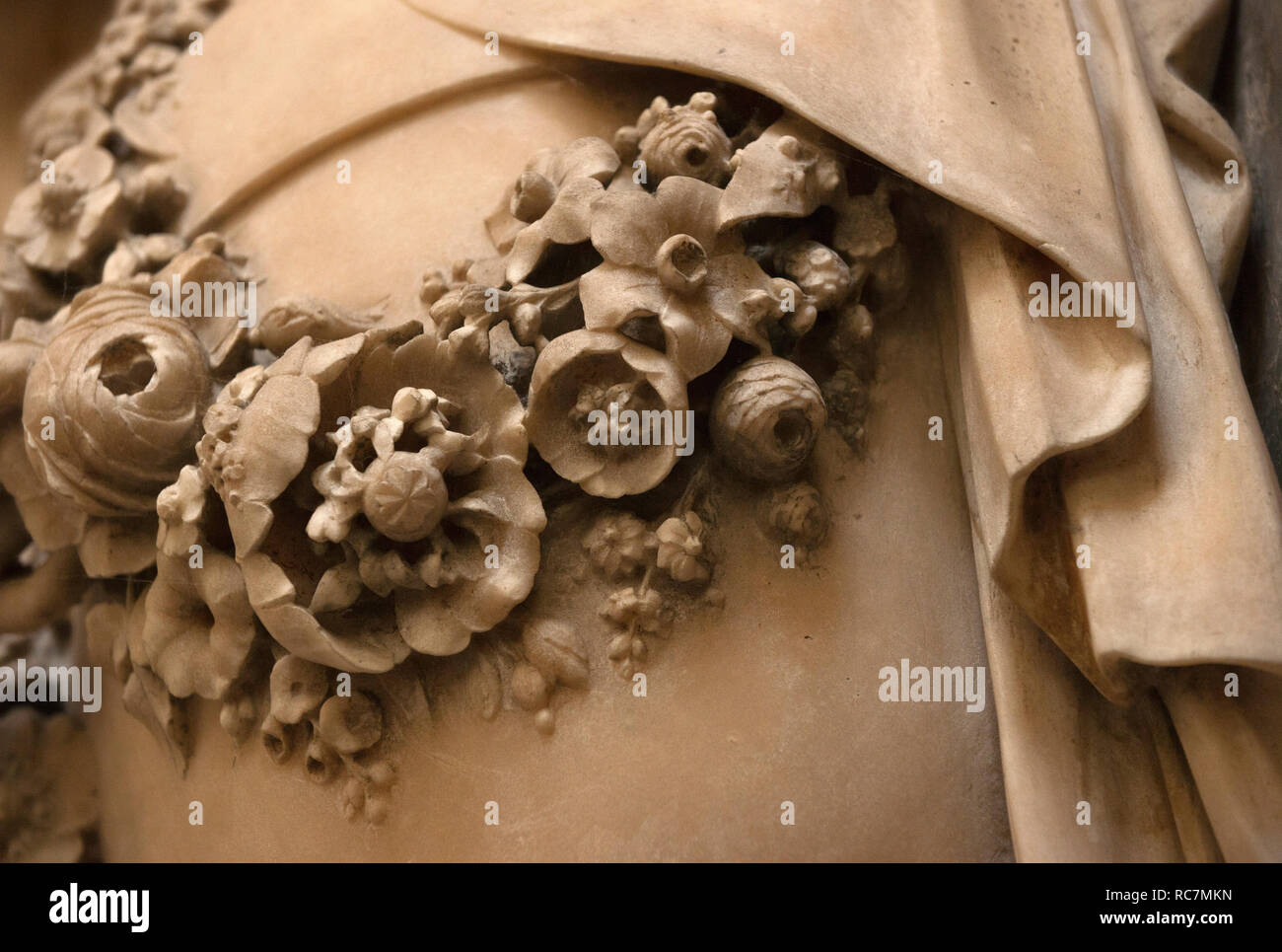 Blumenkranzdetails von Sculpture, Bath Abbey, Somerset Stockfoto