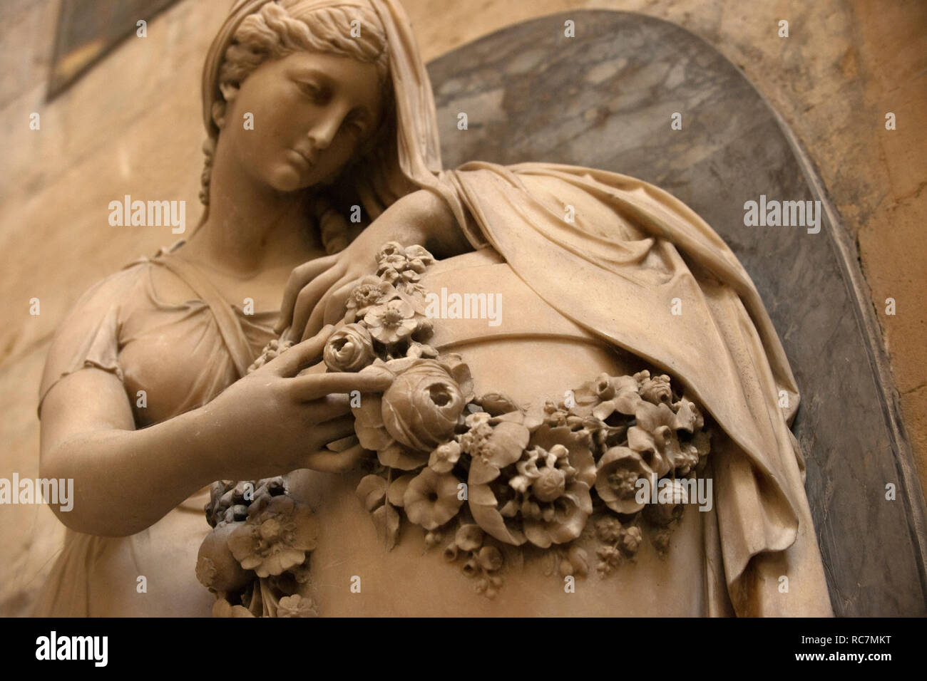 Weibliche Skulptur, Bath Abbey, Somerset Stockfoto