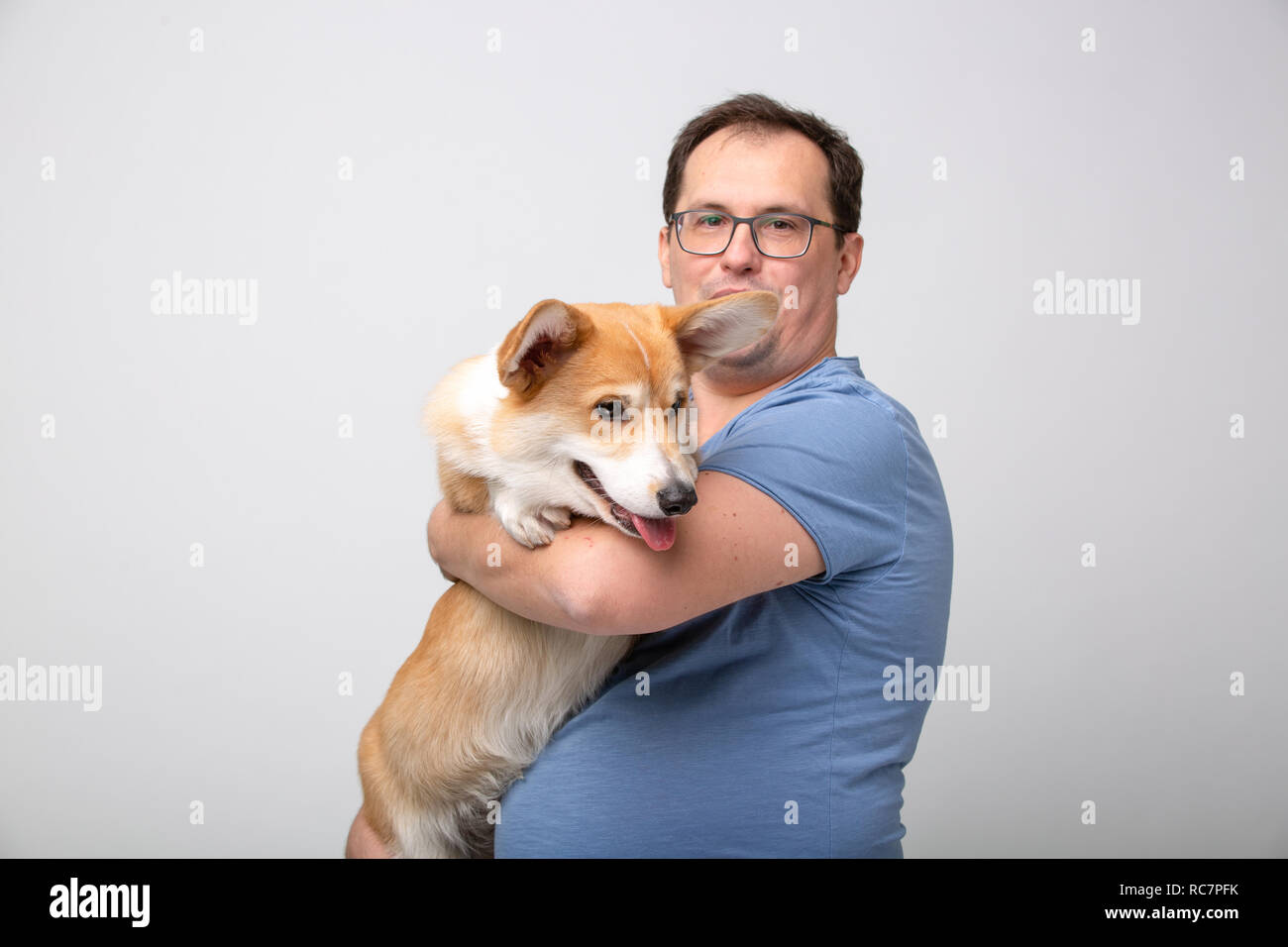 Erwachsene Mann halten corgi Hund Stockfoto