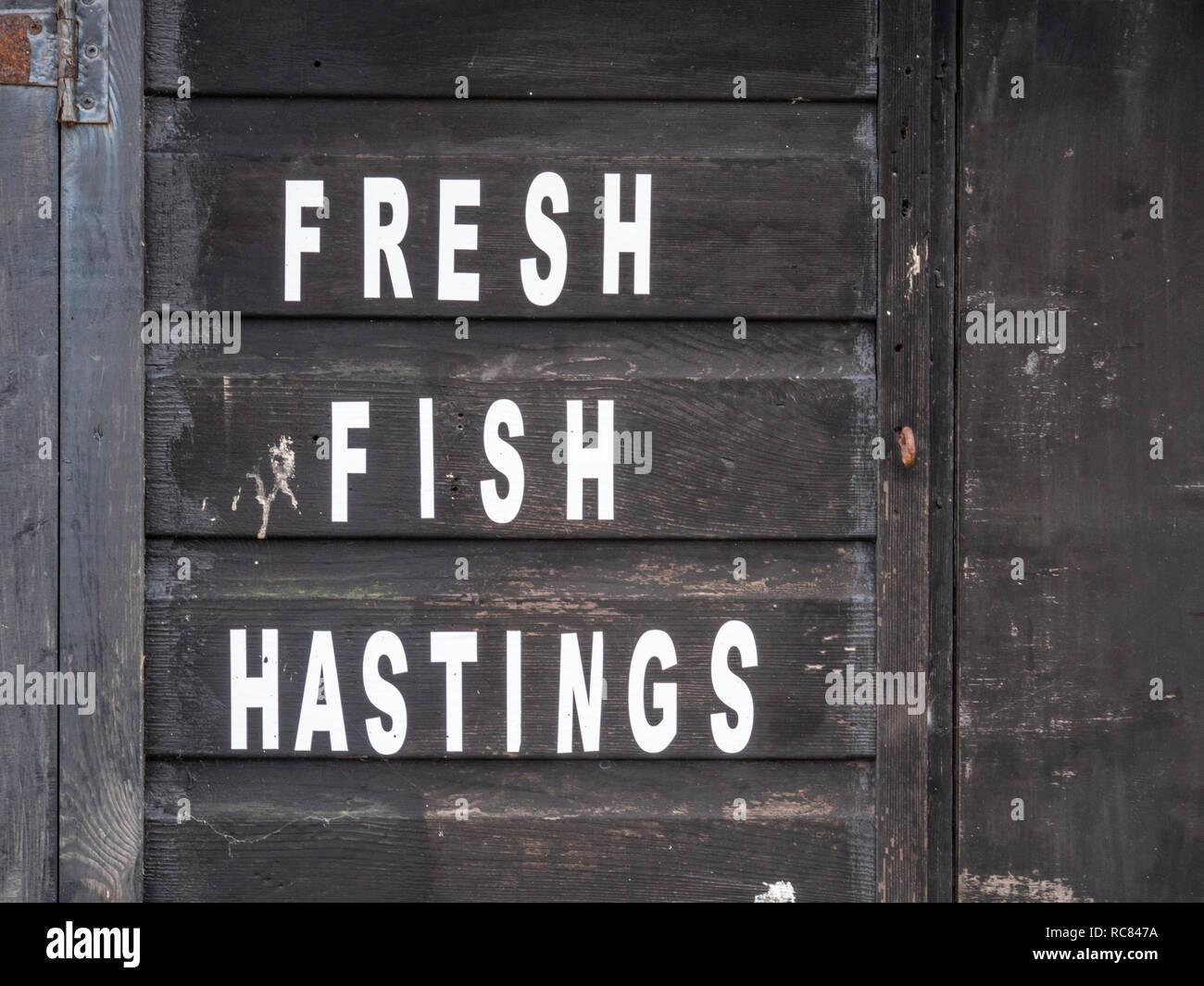 Ein Zeichen Werbung Verkauf von frischem Fisch Hastings auf ein Fischerdorf in der Nähe des Strandes an der Südküste fihing Port de vergossen Stockfoto