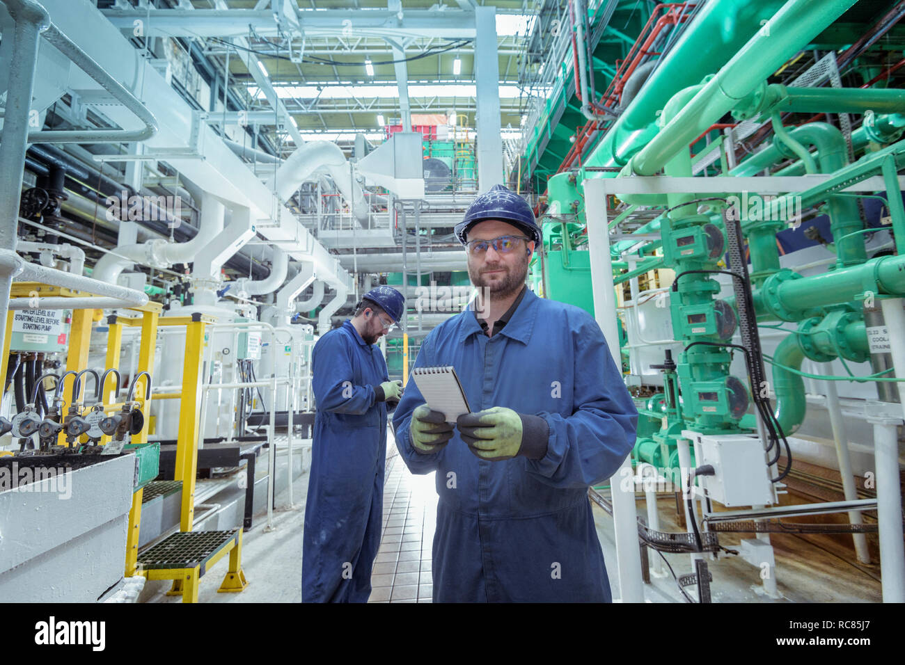 Portrait von Ingenieur in der Turbinenhalle in Akw Stockfoto