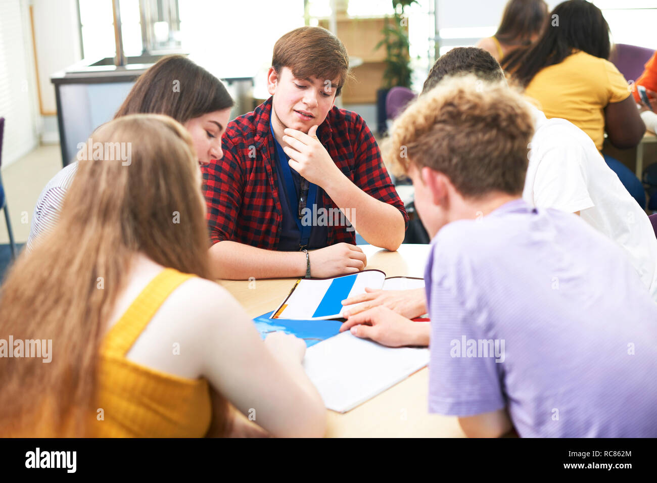 Weibliche und männliche Studierende diskutieren Projekt in der Hochschule Klassenzimmer Stockfoto