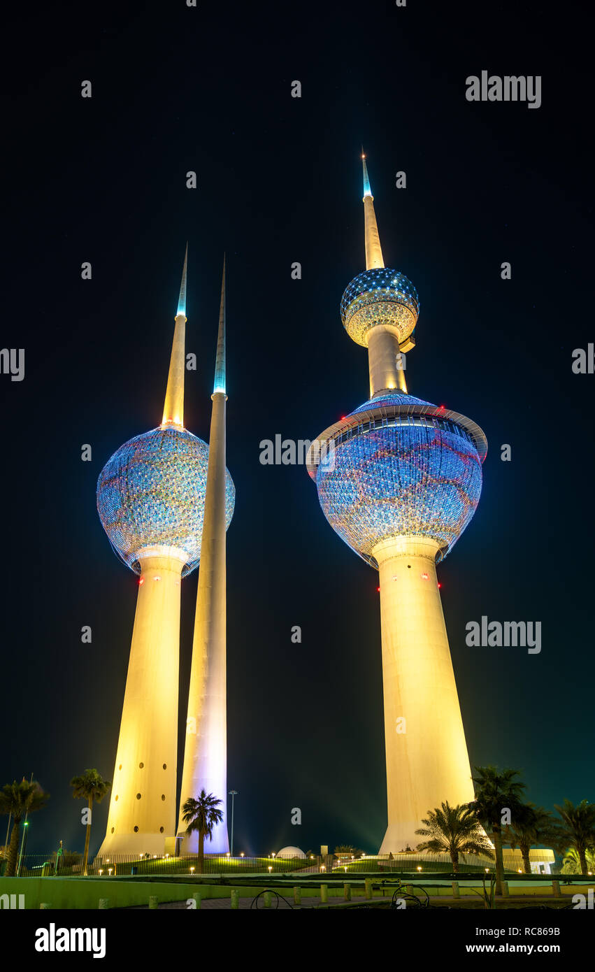 Blick auf den Kuwait Towers bei Nacht Stockfoto