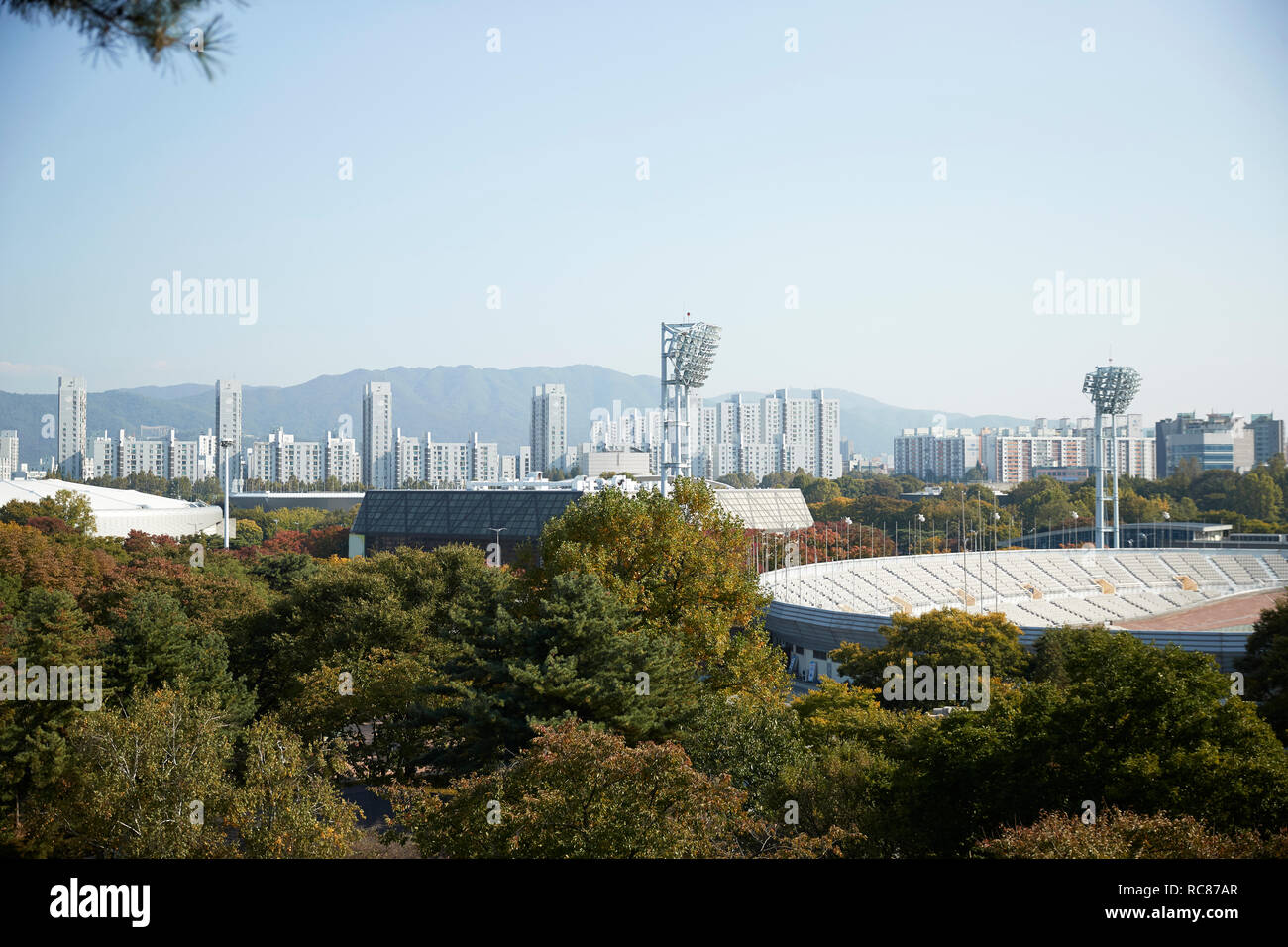 Tagsüber, National Park und Sport Stadion im Vordergrund, Skyline von Seoul, Südkorea Stockfoto