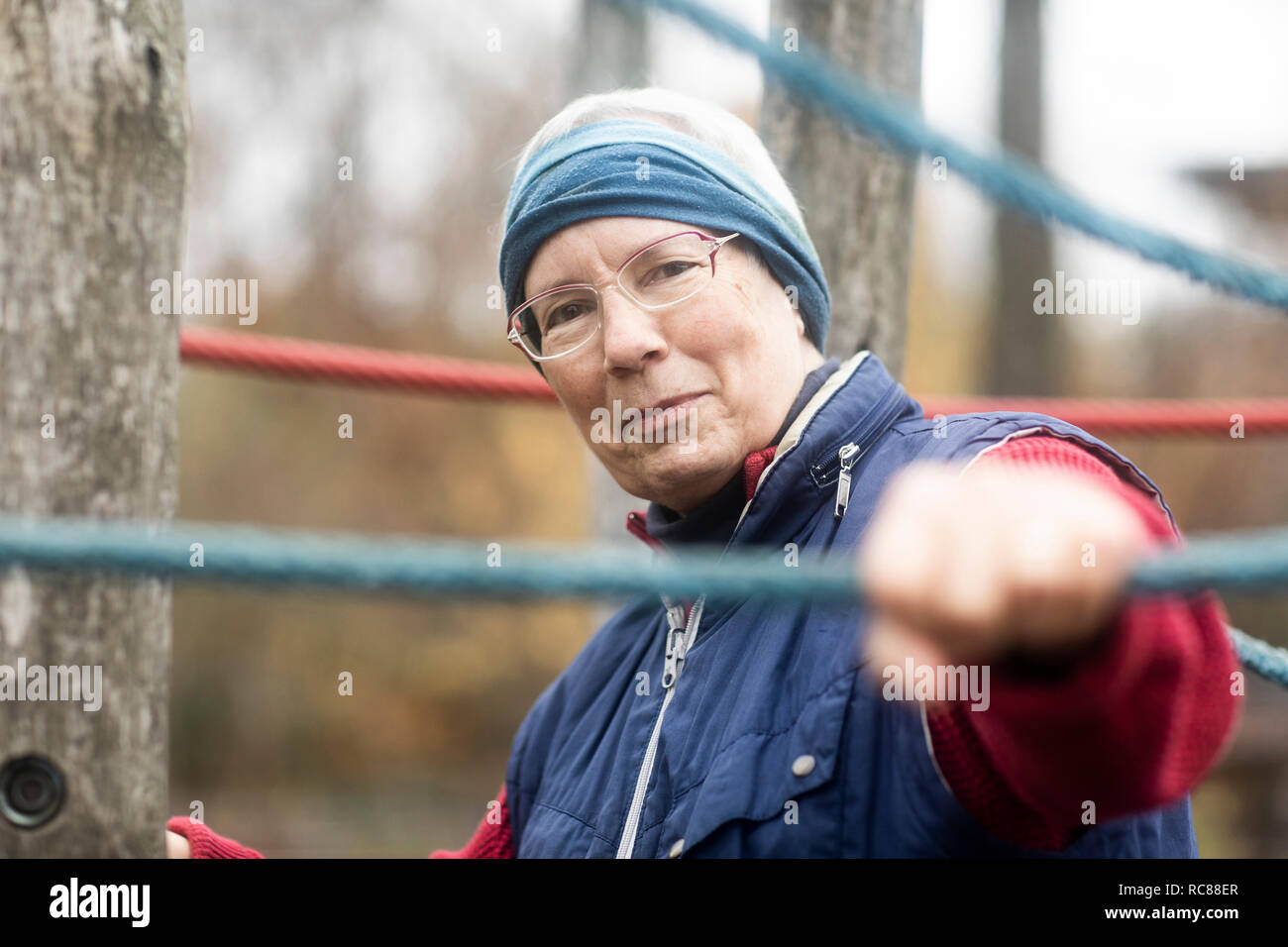 Ältere Frau trainieren in Park Stockfoto