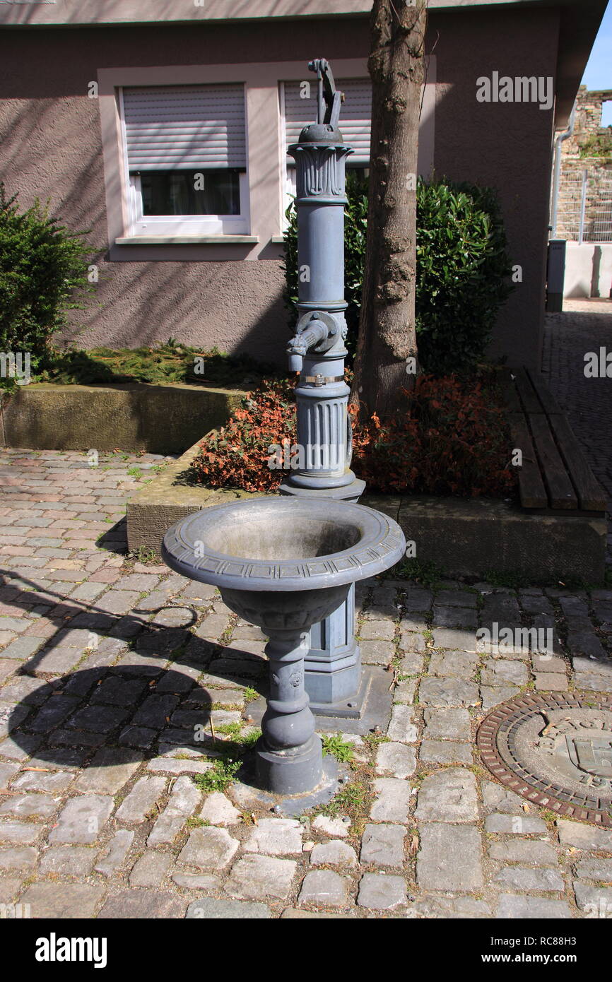 Alte Brunnen mit Handpumpe in der Altstadt von Besigheim am Neckar Stockfoto