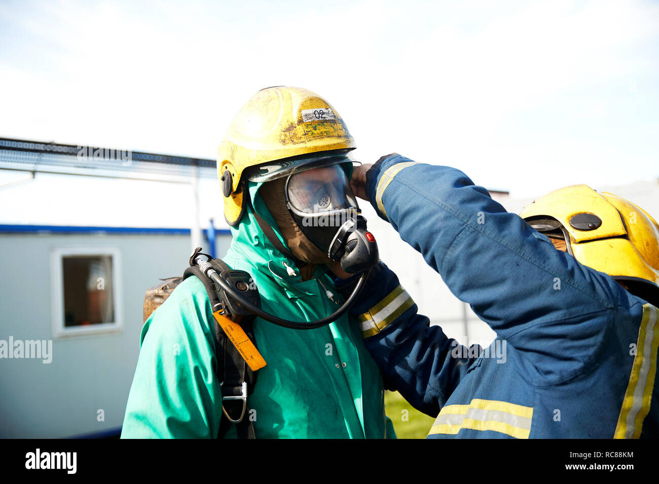 Feuerwehr Training auf Feuerwehrhelm, Darlington, Großbritannien Stockfoto