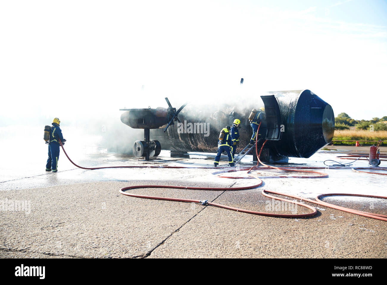 Feuerwehrleute aus Feuer auf alten Training Flugzeug, Darlington, Großbritannien Stockfoto