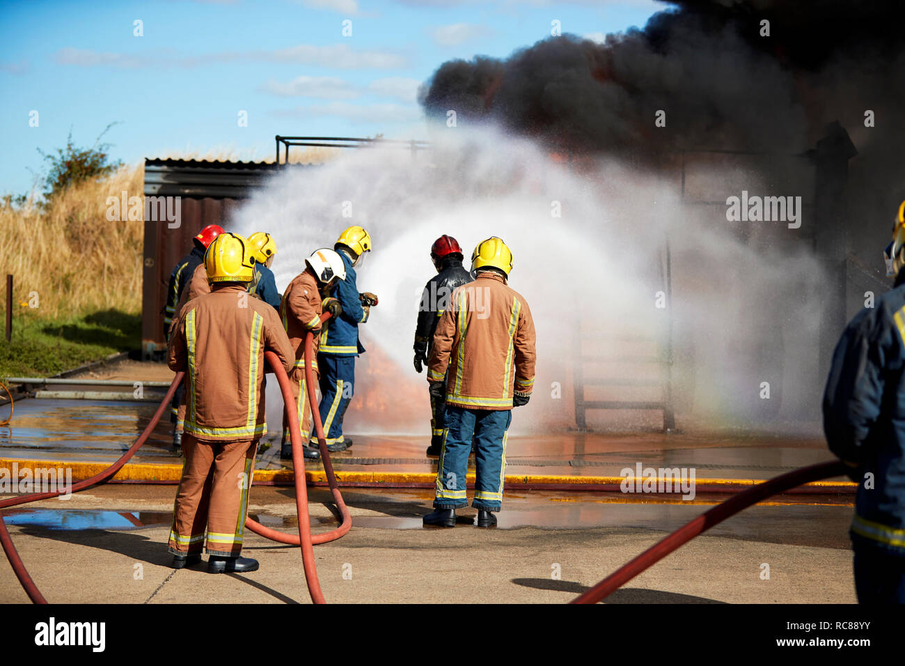 Feuerwehr Ausbildung Feuer auf brennende Gebäude, Darlington, Großbritannien Stockfoto