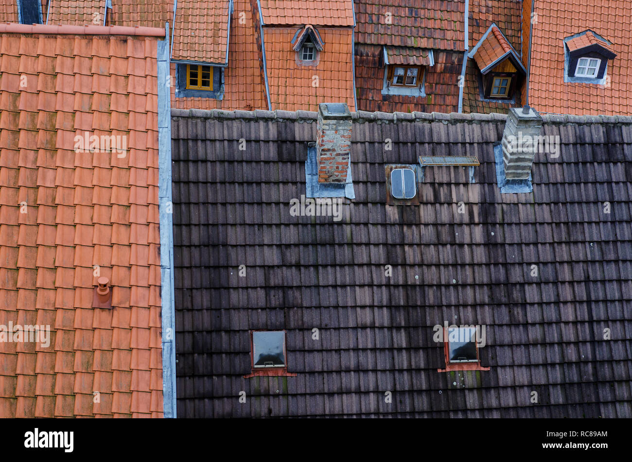 Eine Collage aus schmalen Dächer von Fachwerkhäusern in der Altstadt von Quedlinburg in Deutschland Stockfoto