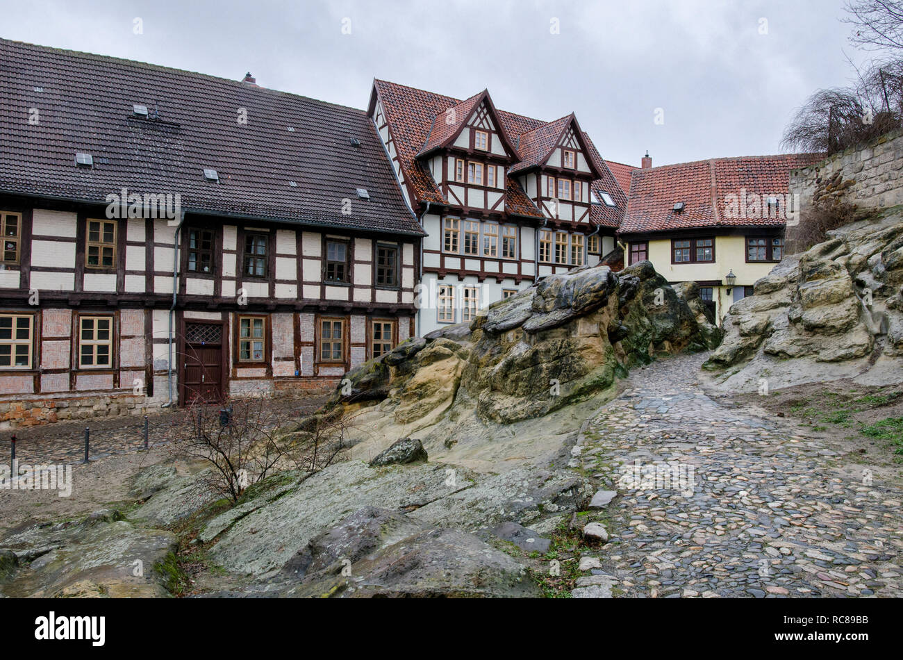 Große Felsformationen am Fuße der Burg in der Altstadt von Quedlinburg. Stockfoto