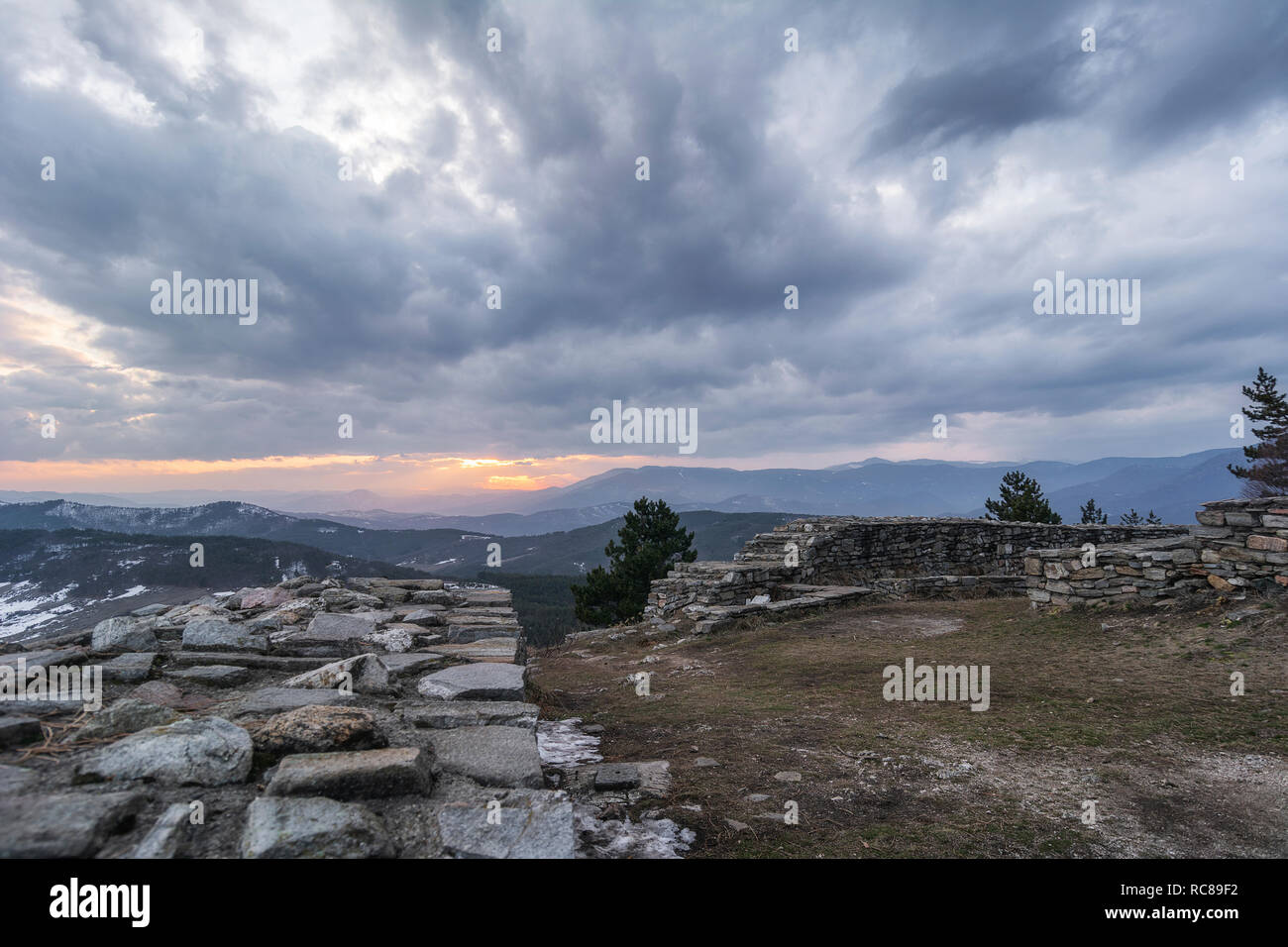 Sonnenuntergang über dem Berg, Festung cepina in Bulgarien Stockfoto