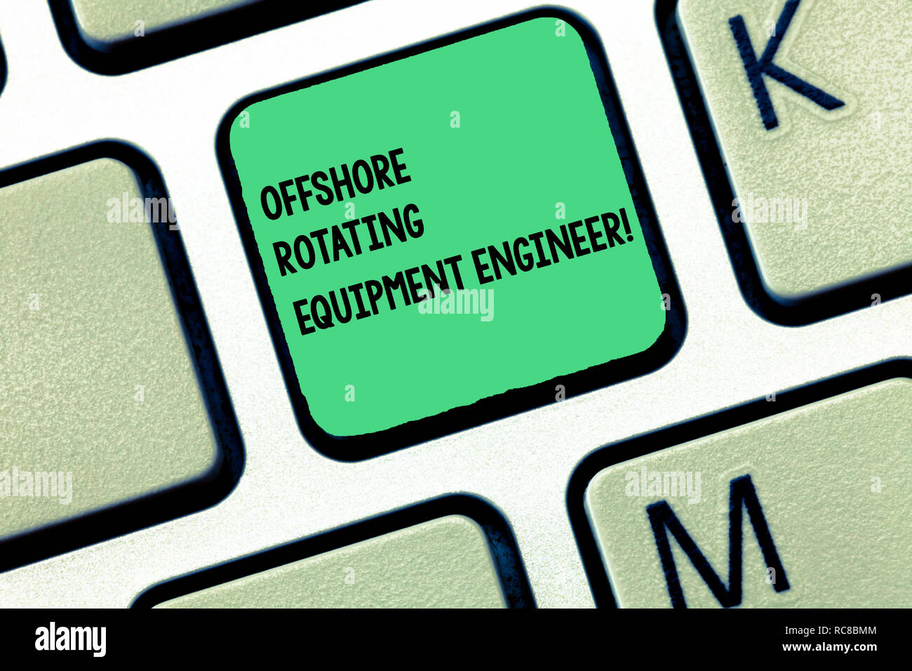 Wort schreiben Text Offshore Rotating Equipment Engineer. Business Konzept für Öl- und Gasindustrie engineering Taste der Tastatur Absicht zu erstellen berechnen Stockfoto