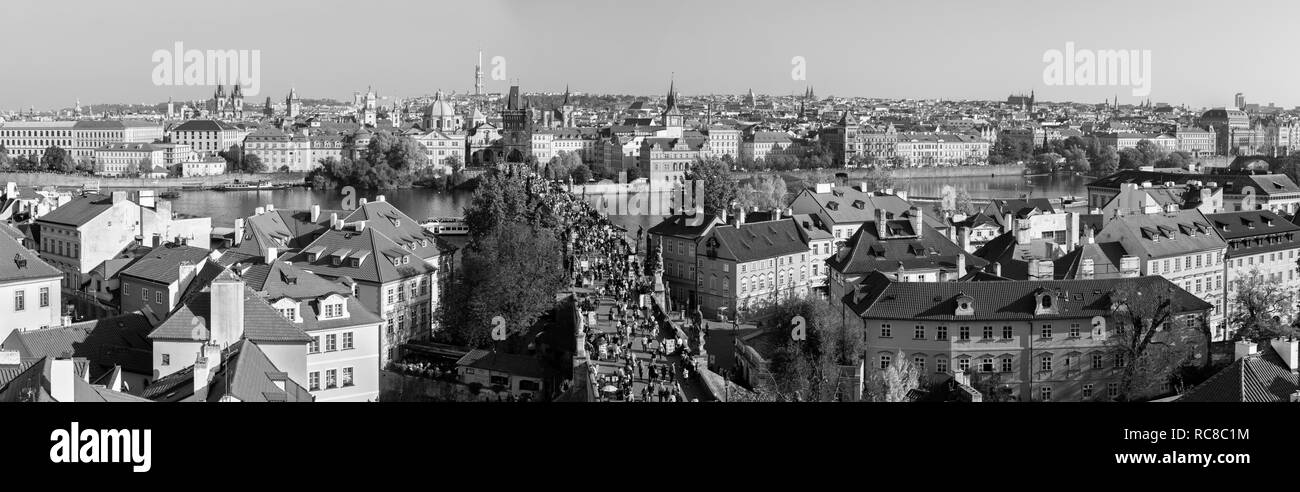 Prag - das Panorama der Stadt mit der Charles Brücke und der Altstadt im Abendlicht. Stockfoto