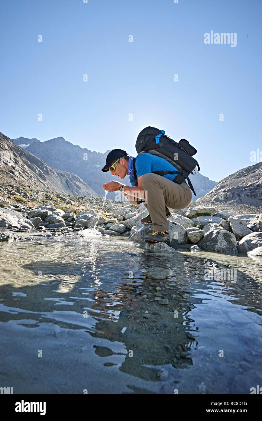 Wanderer das Trinken aus Pool, Mont Cervin, Matterhorn, Wallis, Schweiz Stockfoto