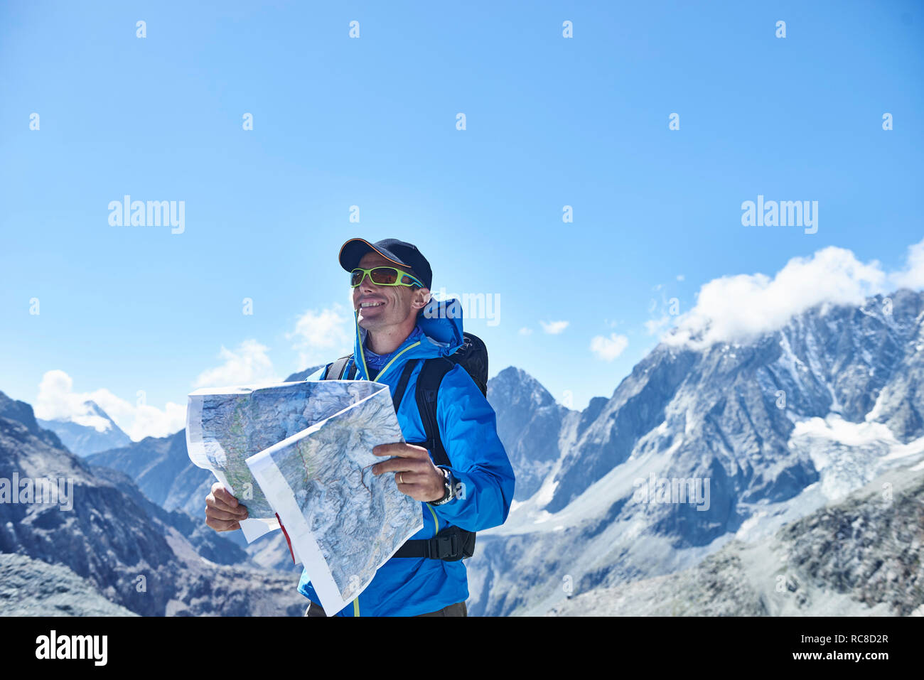 Mann lesen Karte, Mont Cervin, Matterhorn, Wallis, Schweiz Stockfoto