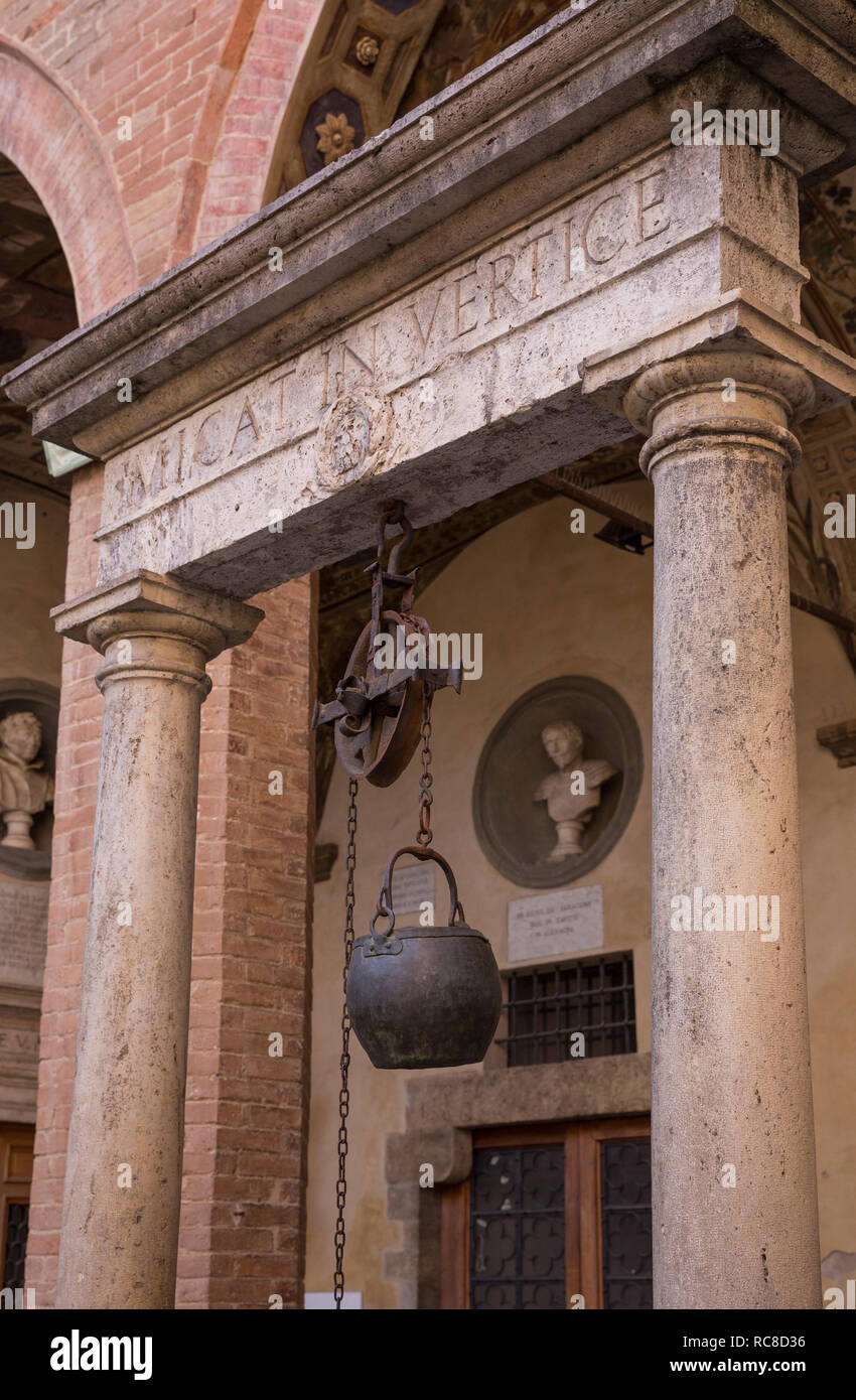 Alten Brunnen im Innenhof der Chigi-Saracini Palace, Toskana, Italien Stockfoto