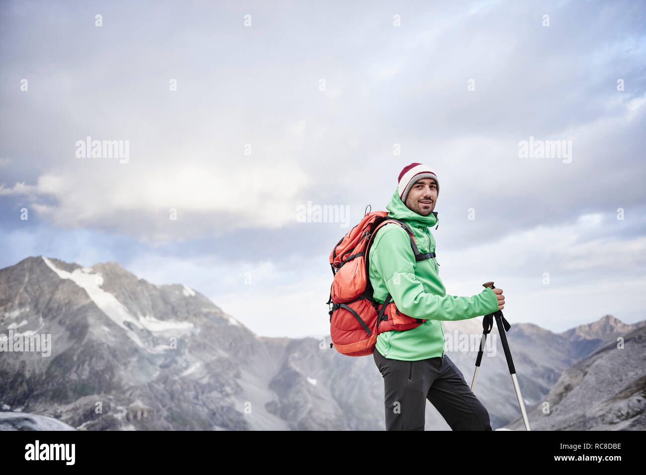 Portrait von Wanderer in kalten Bedingungen, Mont Cervin, Matterhorn, Wallis, Schweiz Stockfoto