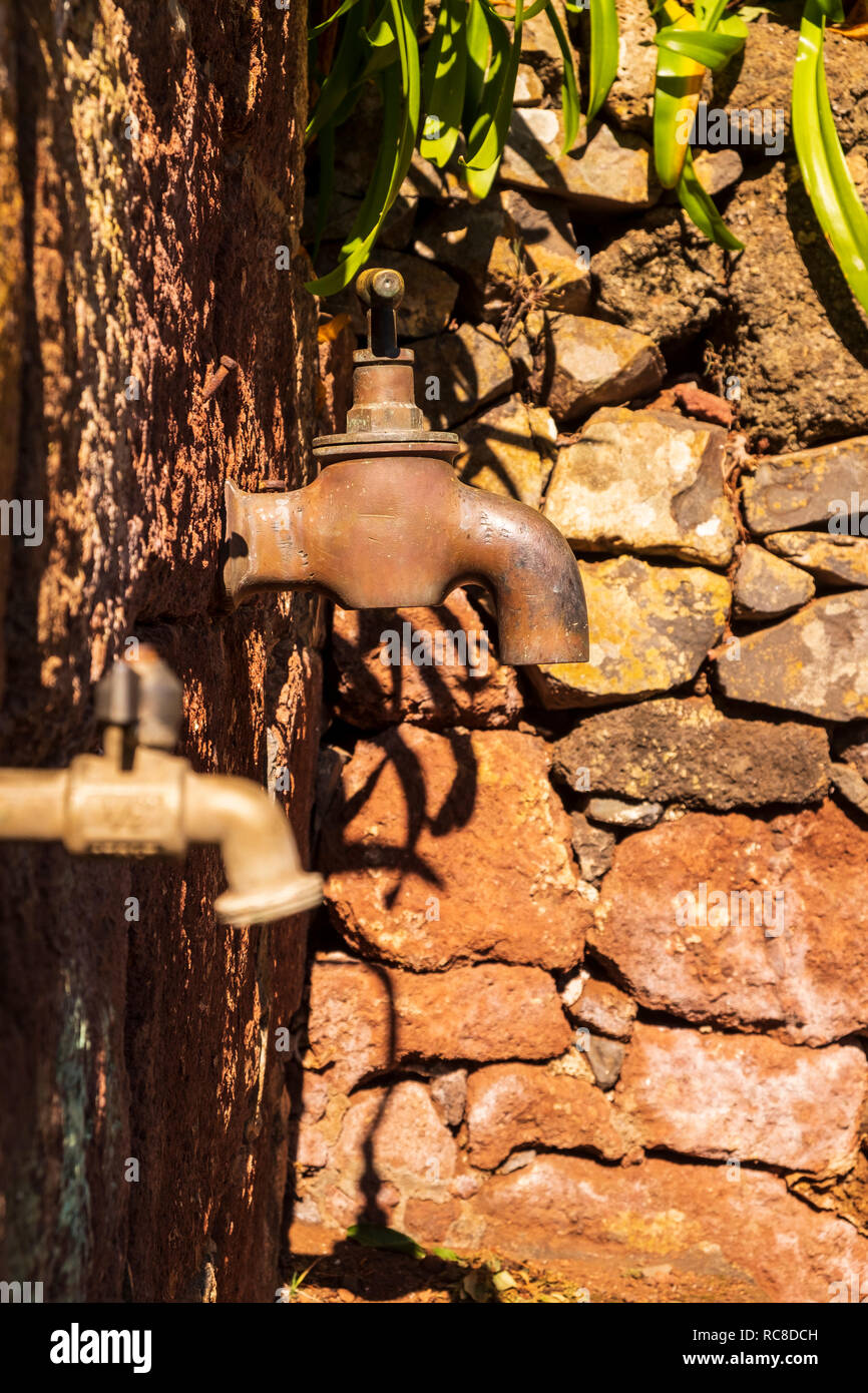 Altes messing Wasserhahn, Tippen, außerhalb von El Batan, Anaga, Teneriffa, Kanarische Inseln, Spanien Stockfoto