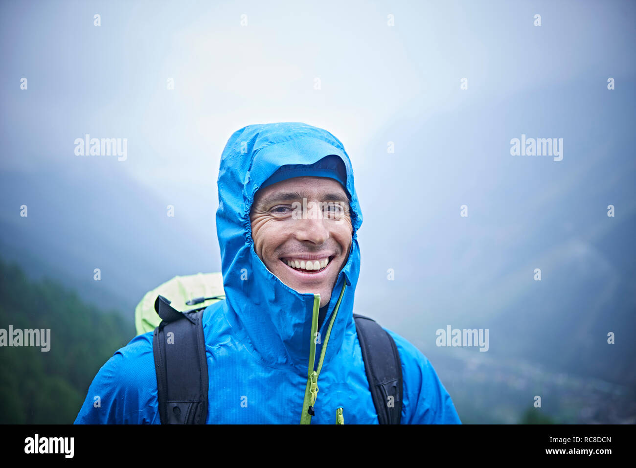 Portrait von Wanderer in nassen Bedingungen, Mont Cervin, Matterhorn, Wallis, Schweiz Stockfoto