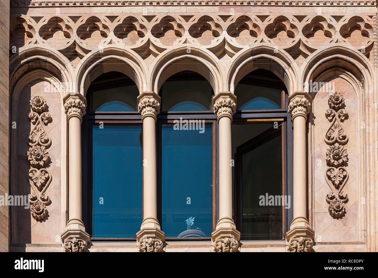 Rundbogenfenster an der Fassade, Regierung von Oberbayern, München, Oberbayern, Bayern, Deutschland Stockfoto