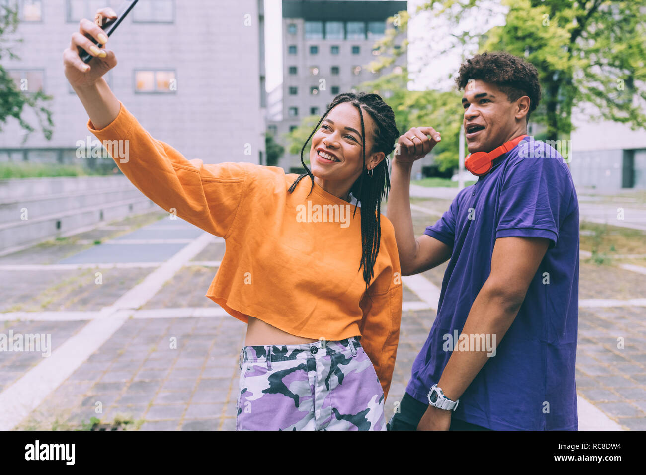 Bruder und Schwester unter selfie Stockfoto