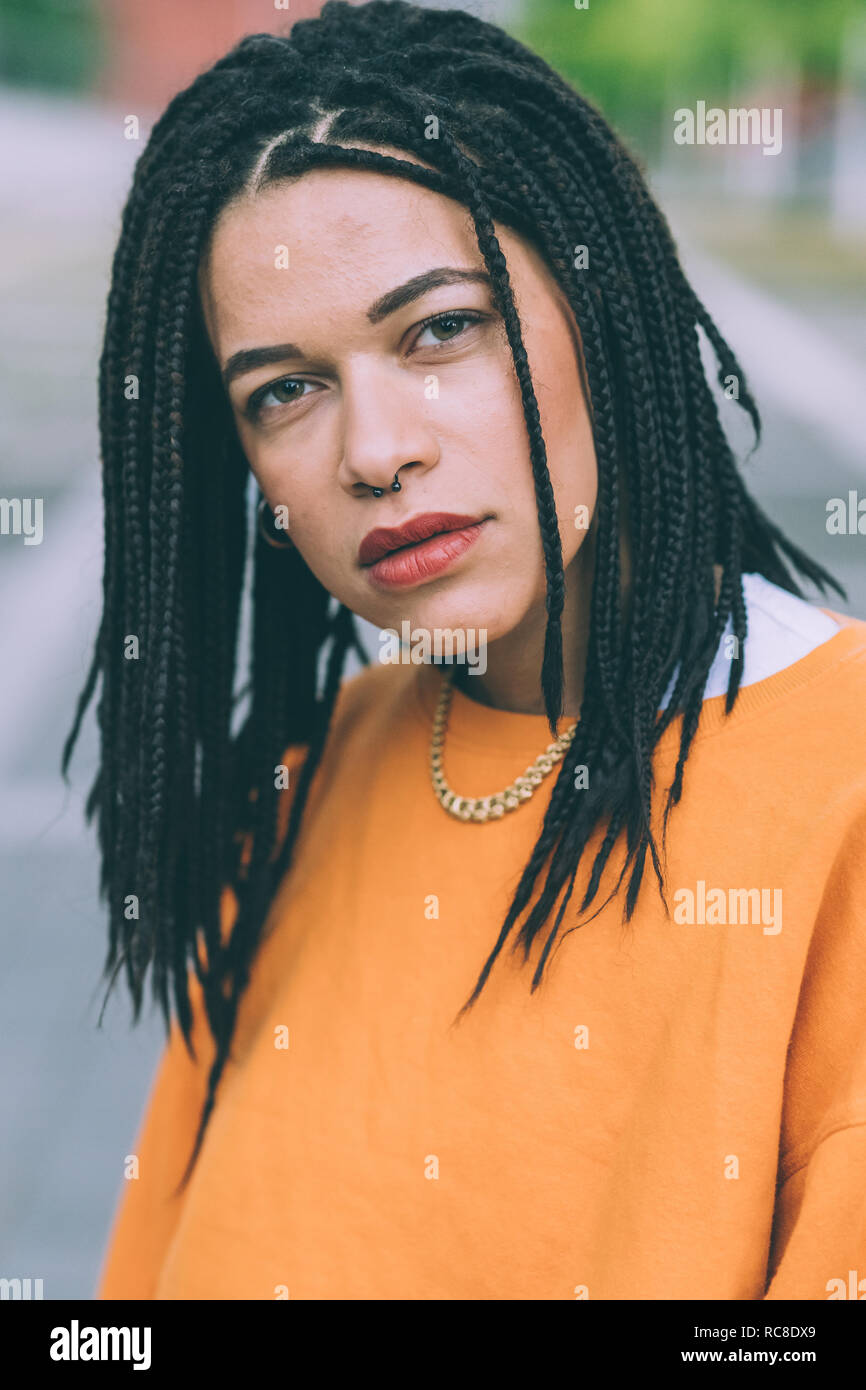 Portrait von Frau mit geflochtenem Frisur Stockfoto