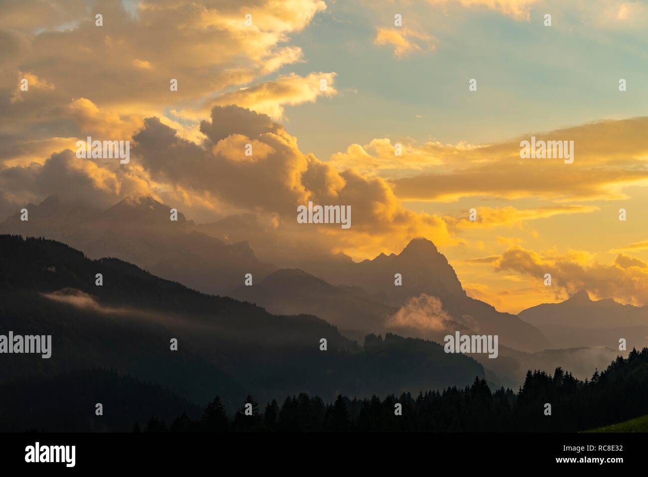 Zugspitzmassiv mit dramatischen Wolke Himmel, Gerold, Mittenwald, Bayern, Deutschland Stockfoto