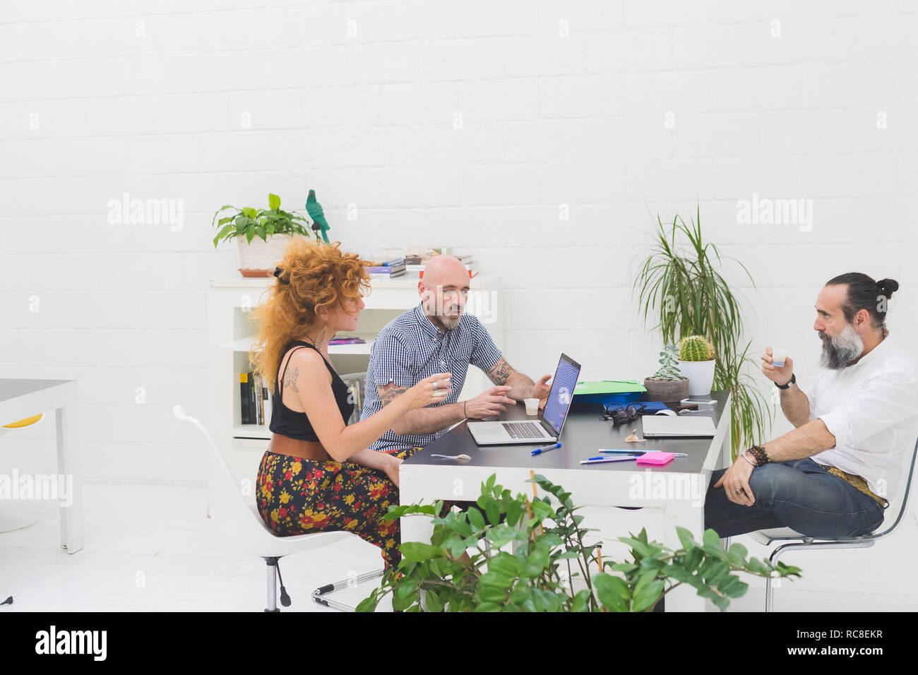 Geschäftsleute und Frau, die Diskussion im Büro treffen Stockfoto