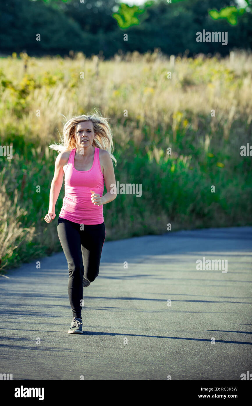 Slim fitness Frau heraus zu arbeiten, gesund zu bleiben und fit im Außenbereich Stockfoto